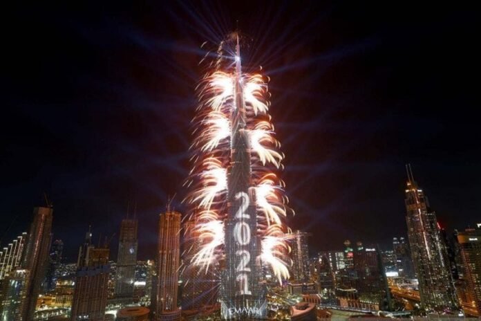 Kembang api terlihat dari Burj Khalifa, gedung tertinggi di dunia, saat perayaan Malam Tahun Baru di Dubai, Uni Emirat Arab, Kamis (31/12/2020). ANTARA
