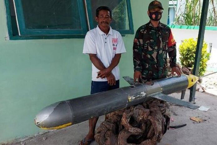 sebuah-benda-asing-mirip-rudal-dan-terpasang-kamera-ditemukan-oleh-seorang-nelayan-di-laut-kepulauan-selayar-sulsel-benda-itu-