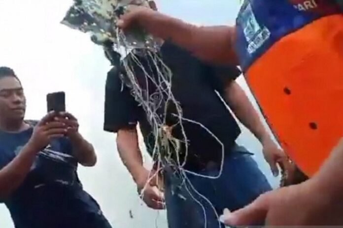 Petugas gabungan mengevakuasi serpihan diduga milik pesawat Sriwajaya Air SJ 182 di Pulau Laki, Kepulauan Seribu, Sabtu (9/1/2021) | ANTARA
