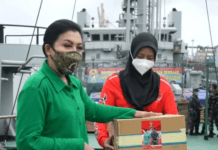 Istri Kasad Beri Bantuan Kru Kapal ADRI LII yang Bertugas di Lokasi Bencana