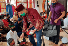 Meriahkan Imlek, Pendiri Masjid Babah Alun Desari Bagikan Angpao
