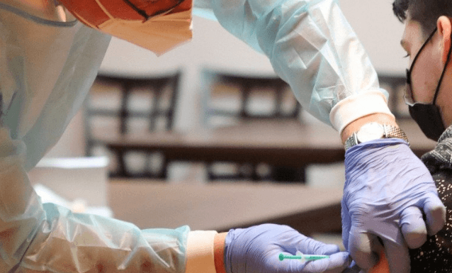 Kiat Dokter Kurangi Efek Samping Vaksin COVID-19