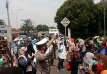 Polisi Halau Simpatisan Habib Rizieq di PN Jakarta Timur