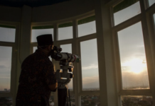 Kemenag Tetapkan 1 Syawal 1446 H Jatuh pada Senin, 31 Maret 2025 Petugas pemantau hilal menggunakan teleskop saat kegiatan Pemantauan Hilal di Laboratorium Astronomi dan Ilmu Falak MAN I Solo, Jawa Tengah, Senin (12/4/2021) | ANTARA FILES
