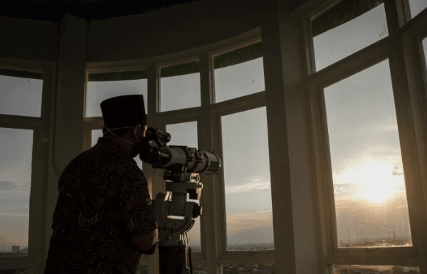 Mengapa Muhammadiyah Tidak Mensyaratkan Hilal 3 Derajat? Ini Penjelasannya! Petugas pemantau hilal menggunakan teleskop saat kegiatan Pemantauan Hilal di Laboratorium Astronomi dan Ilmu Falak MAN I Solo, Jawa Tengah, Senin (12/4/2021) | ANTARA FILES