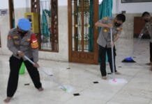 Jelang Idul Fitri, Jajaran Polrestro Depok Bersihkan 21 Masjid