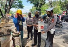 Ditlantas Polda Sulsel Salurkan Bansos kepada Warga Terdampak COVID-19