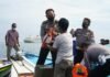 Ditlantas Polda Sulsel Bagikan Bantuan untuk Nelayan di Tengah Laut