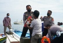 Ditlantas Polda Sulsel Bagikan Bantuan untuk Nelayan di Tengah Laut