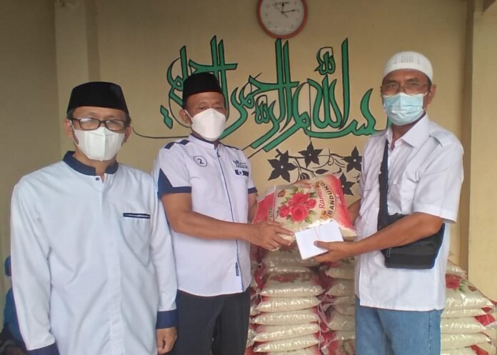 Presiden Persatuan Pedagang Kaki Lima Indonesia (PPKLI), H.Hermansyah (Kanan) Berikan Bantuan Secara Simbolis Kepada Ketua RT 02 RW 02, Cilodong, Depok, Jawa Barat, Minggu (08/08/2021)