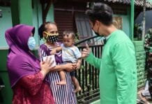 Sambangi Warga Depok, Baim Wong dan Goklat Beri Bantuan