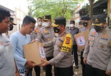 Kapolda NTB Berikan Bantuan Anggota Polisi Terdampak Banjir Lombok Barat