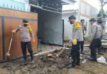 Personel Polda NTB Bantu Warga Bersihkan Bekas Banjir di Lobar