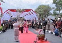 Nuansa Adat Melayu Iringi Kedatangan Irjen Iqbal di Mapolda Riau