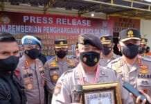 Bertandang ke Mapolsek Tenayan Raya, Kapolda Riau Memberikan Penghargaan Bripka Oktavianus