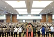 Kapolda Riau Berikan Penghargaan kepada Bhabinkamtibmas Berprestasi