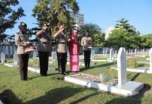 Dipimpin Irjen Iqbal, Jajaran Polda Riau Ziarah ke Taman Makam Pahlawan Pekanbaru