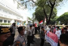 Demo di Bappenas, Massa Aksi Minta Presiden Jokowi Reshuffle Menterinya