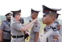 Kapolda Riau Sematkan Pangkat Siswa Bintara Terbaik Anak Tukang Las