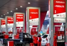 Harga BBM Pertamina Hari Ini, 28 April 2025: Cek Daftar Terbarunya! Kendaraan antre mengisi bahan bakar di sebuah SPBU | MYPERTAMINA