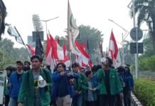 Mahasiswa Tuntut DPR dan Desak Pemerintah Turunkan Harga BBM