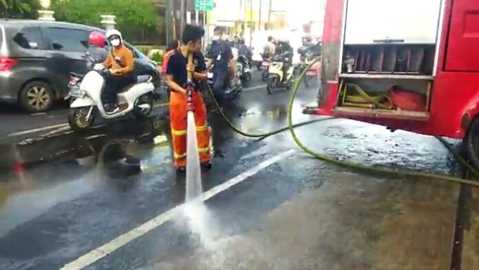 Akibat Tumpahan Minyak, Puluhan Pengendara Motor di Bogor Tergelincir mobil pengangkut minyak