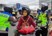 Sosialisasikan Keselamatan Berlalu Lintas, Satlantas Polrestro Depok Bagi-bagi Hadiah Kepada Para Pengendara