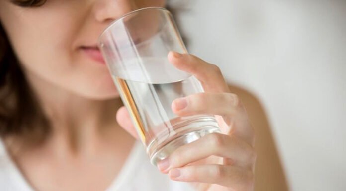 Benarkah Minum Air Putih Bisa Bantu Redakan Emosi, Cek Faktanya di Sini minum air putih