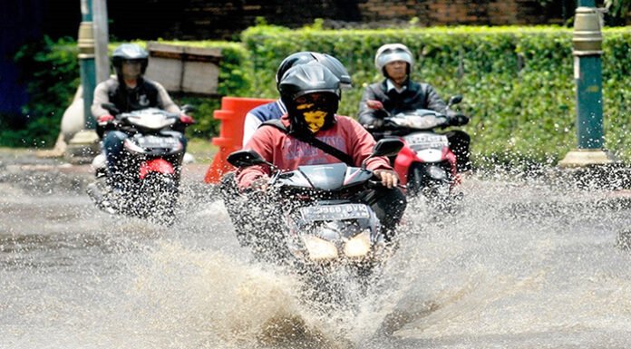 Tips Aman Mengendarai Motor Saat Banjir tips aman mengendarai motor