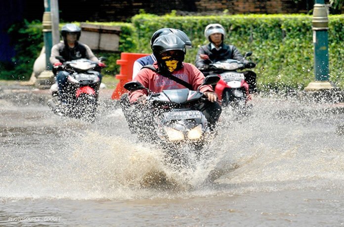 Tips Aman Mengendarai Motor Saat Banjir tips aman mengendarai motor