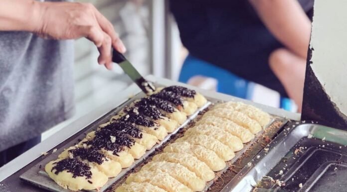 Mencicipi Gurihnya Kue Pancong, Kuliner Jadul yang Masih Eksis kue pancong kuliner jadul
