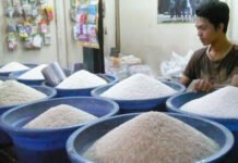 Pasar Jambu Dua dan Sukasari Ditargetkan Beroperasi Penuh Pasca Lebaran Pedagang beras di Pasar Gunung Batu, Kota Bogor. Foto : Istimewa