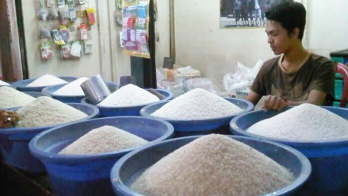 pedagang-beras Pedagang beras di Pasar Gunung Batu, Kota Bogor. Foto : Istimewa