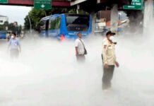 Kepulan Asap dari Tabung Oksigen Tutup Jalan Jatinegara