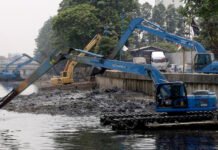 Cegah Banjir, Pemprov Keruk Sedimen Lumpur