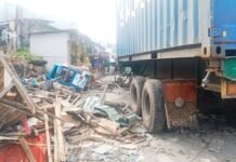 Gagal Nanjak, Kontainer Tabrak Dua Warung Hingga Hancur