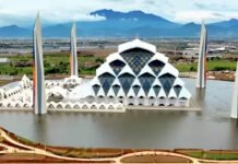 Ratusan Satpol PP Berjaga Amankan Masjid Al Jabar