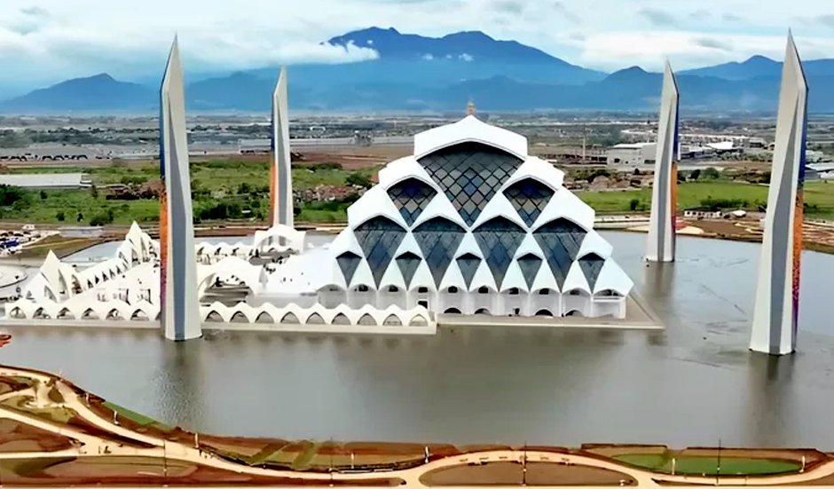 Ratusan Satpol PP Berjaga Amankan Masjid Al Jabar