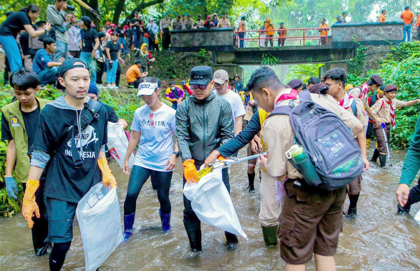 Pemkot Dibantu TNI-Polri dan Relawan Bersihkan Sampah Kali Ciliwung