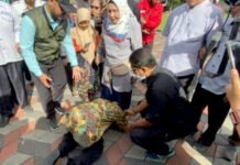 Viral, Mensos Risma Sujud Dihadapan Pengajar SLB