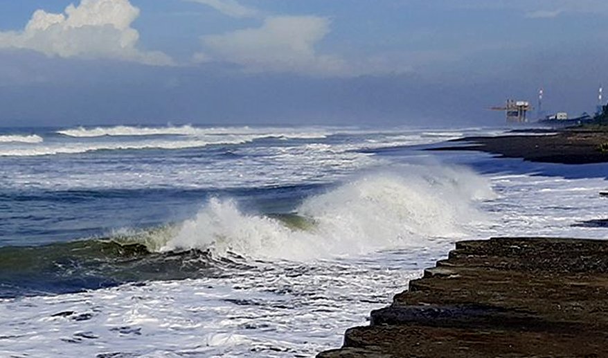 BMKG: Waspada Gelombang Tinggi di Selatan Jabar