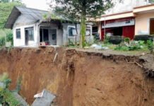 Rumah dan Makam di Muarasari Tergerus Longsor