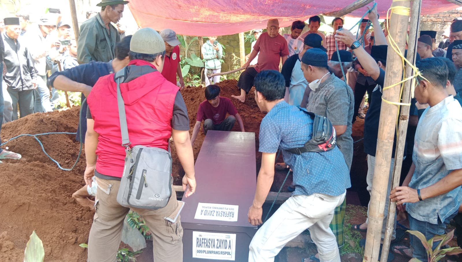 Disambut Isak Tangis, Dua Korban Kebakaran Plumpang Asal Kota Bogor Dimakamkan