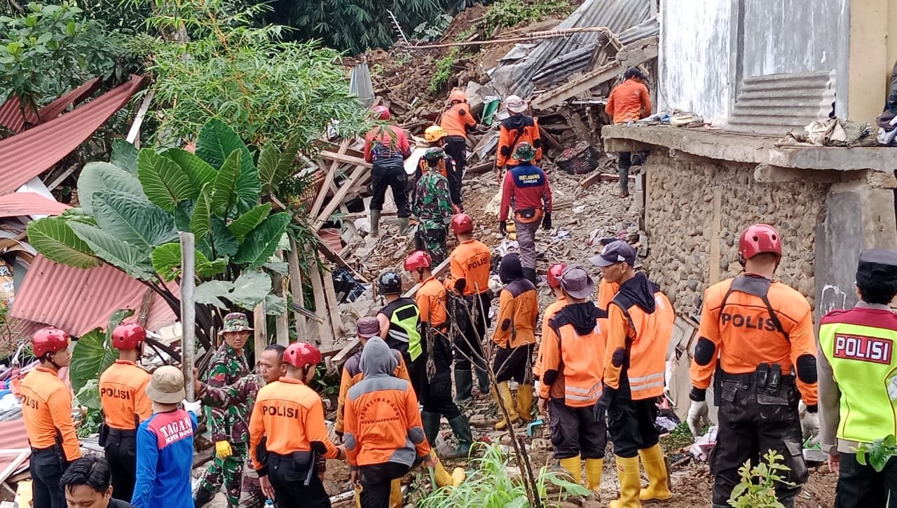Longsor di Kelurahan Empang, Dua Orang Ditemukan Meninggal, 4 Orang Masih Pencarian