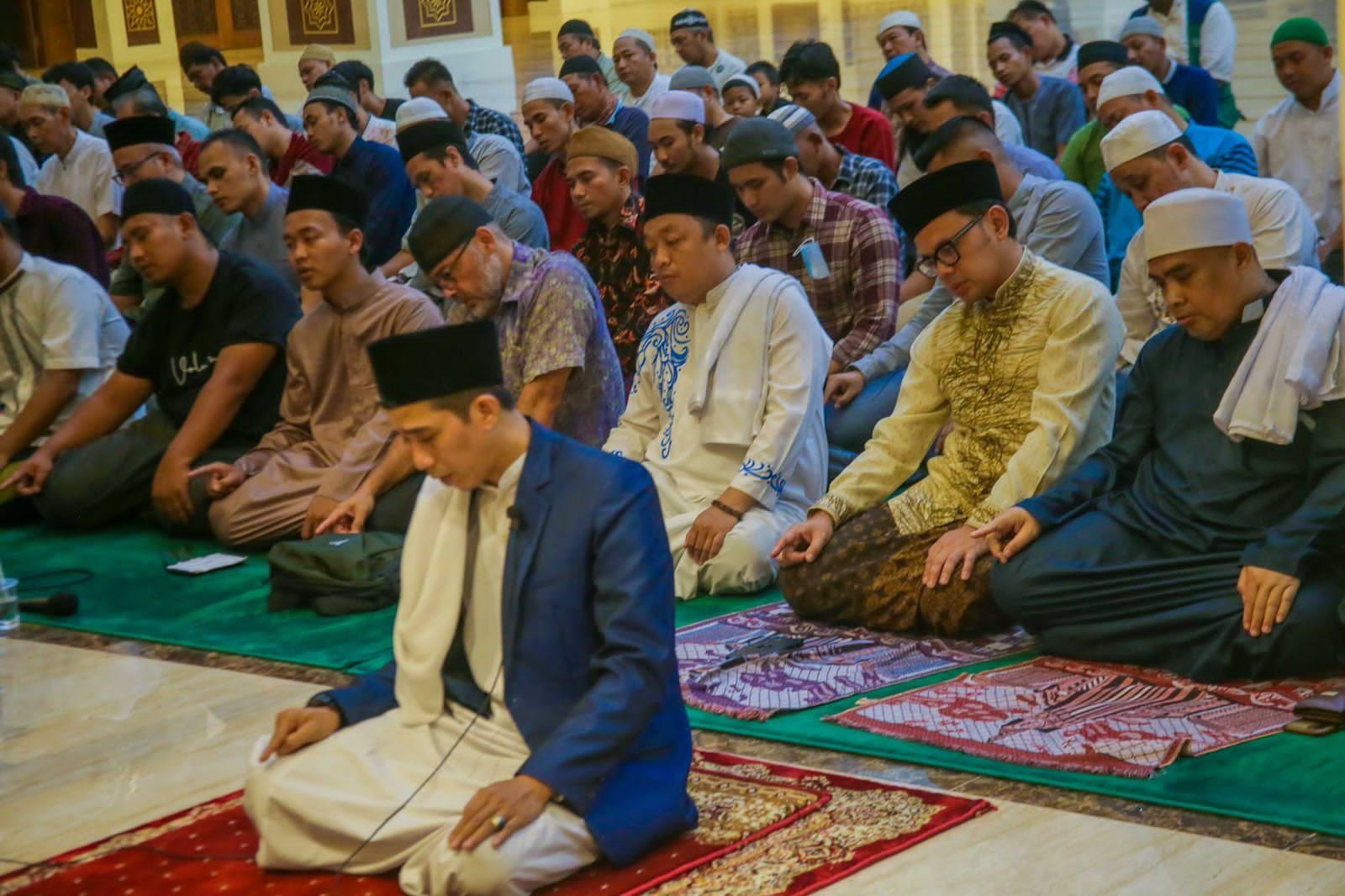 Bima Arya Salat Tarawih Hari Pertama di Masjid Agung