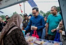 Ngabuburit di Sindangsari, Bima Arya Borong dan Bagikan Takjil hingga Jenguk Warga*