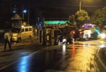 Diduga Sopir Mengantuk, Truk Bermuatan Batu Terguling di Batutulis