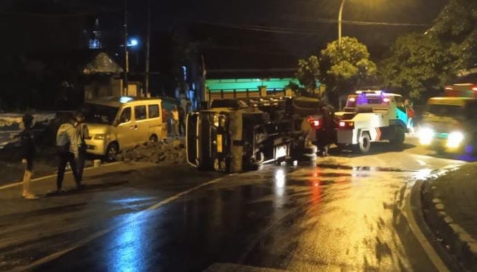 Diduga Sopir Mengantuk, Truk Bermuatan Batu Terguling di Batutulis