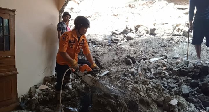 TPT Ambruk Hantam Rumah Warga di Cileungsi, 11 Jiwa Mengungsi