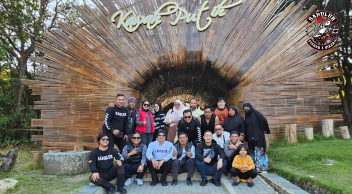 Sadulur Fisher X Bikers Gelar Anniversary Ke-3 di Bandung Para Anggota Sadulur Fisher X Bikers Foto Bersama Saat Merayakan Ultah di Rancabali, Bandung, Sabtu (29/10/2023)